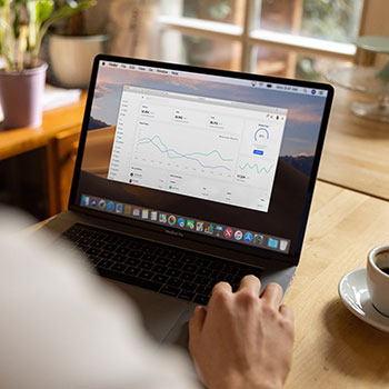 双雄对决场面火爆，篮球明星助力决胜